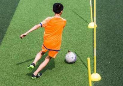 足球基本功必练的15个动作视频教学，从新手到高手的蜕变之路