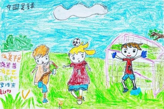 描绘绿茵梦想，小学生足球绘画的色彩斑斓