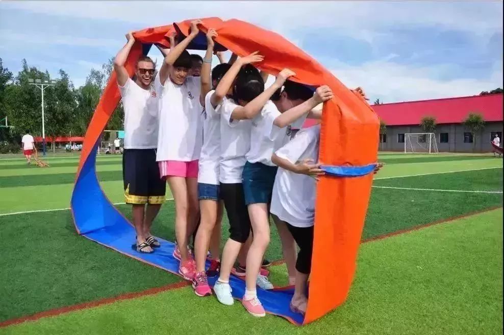 踢足球，一项全球性的激情与团队合作的英语表达