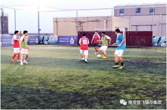 他在踢足球的激情与梦想