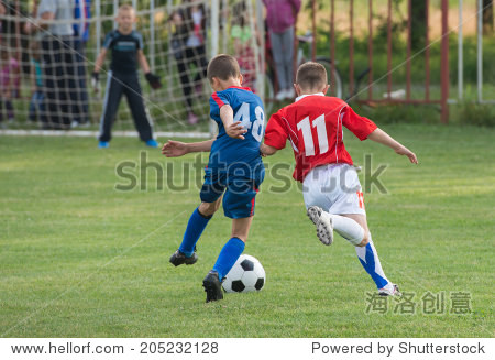踢足球，一项全球性的运动盛宴——从kick the football到play football的探索