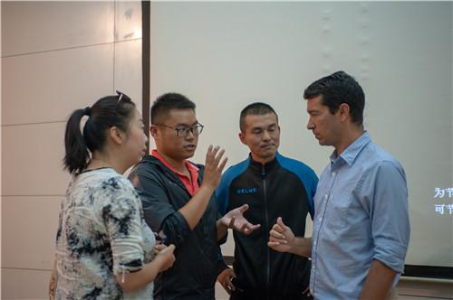 足球，跨越语言界限的全球运动