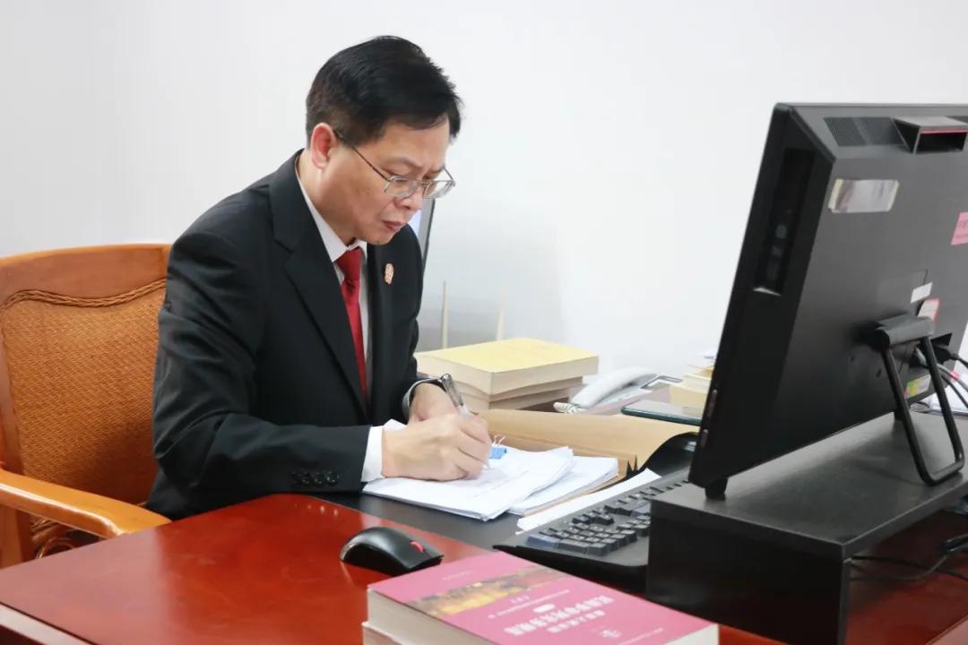 踢足球，一项全球性的激情与团队精神的展现