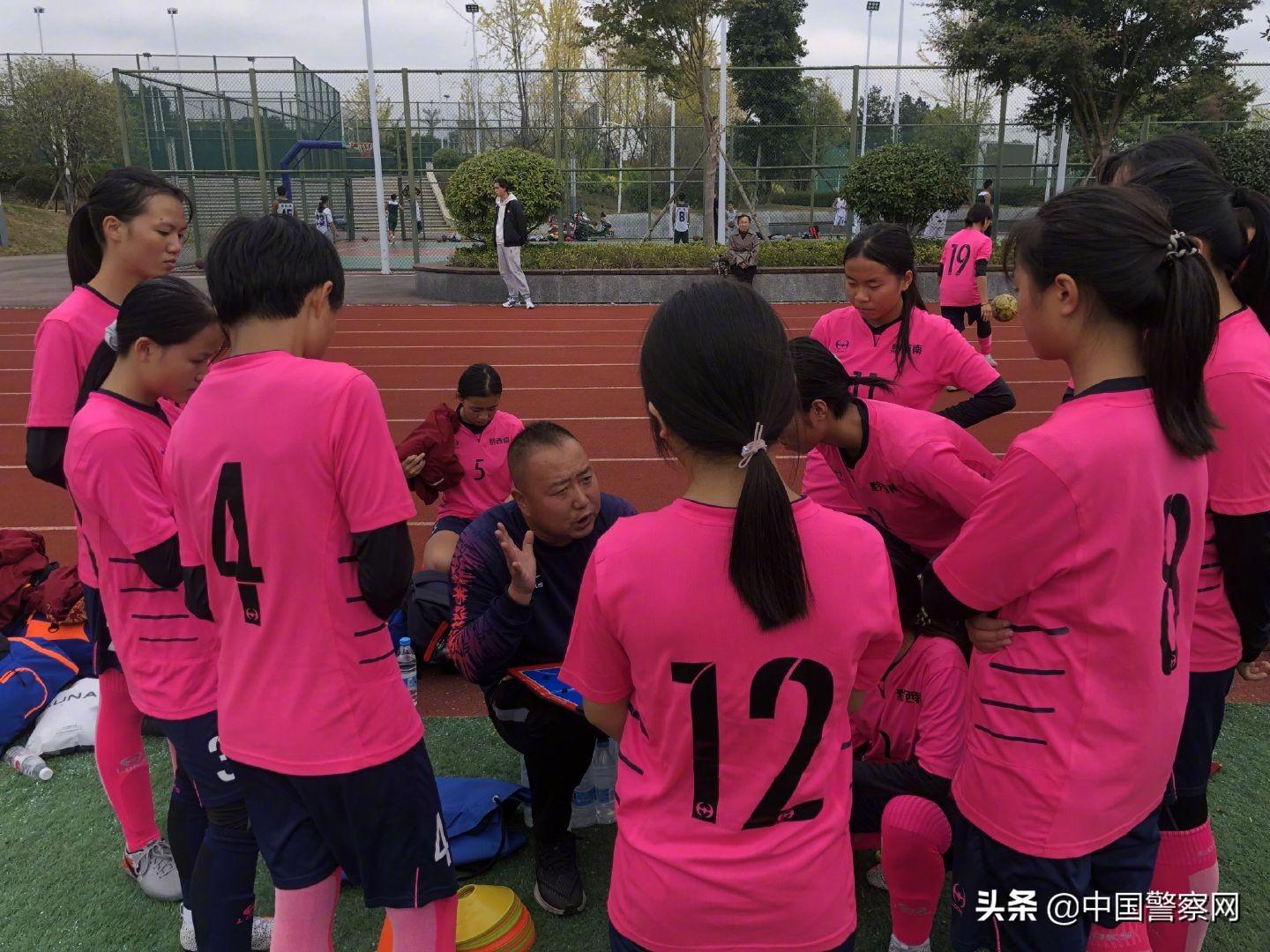 足球，激情与策略的完美融合——一篇关于足球的英语作文