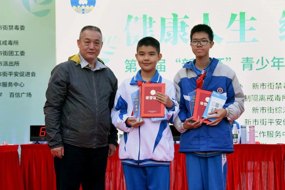 足球赛场上的最后冲刺，完场比分的决定性瞬间