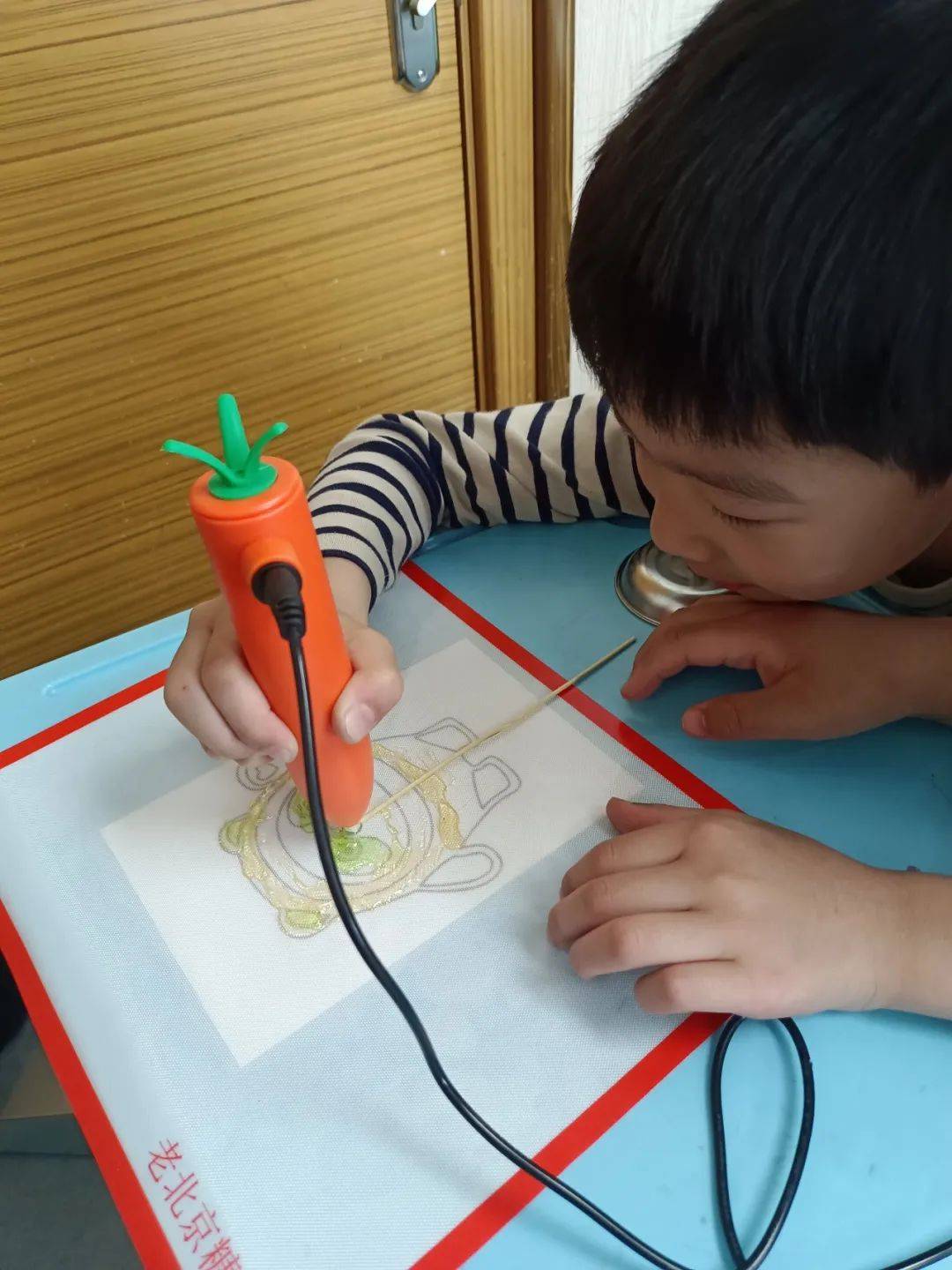 探索色彩世界，一年级孩子与天线宝宝的画图之旅