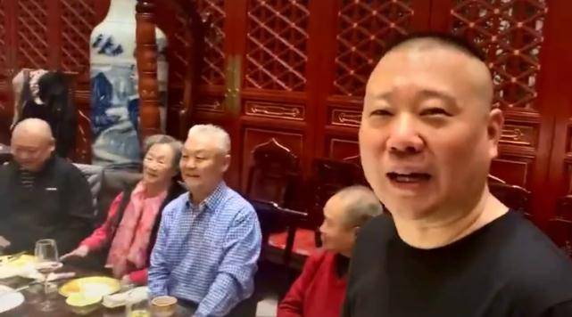 男子喜中1001万大奖，笑容满面尽显喜悦
