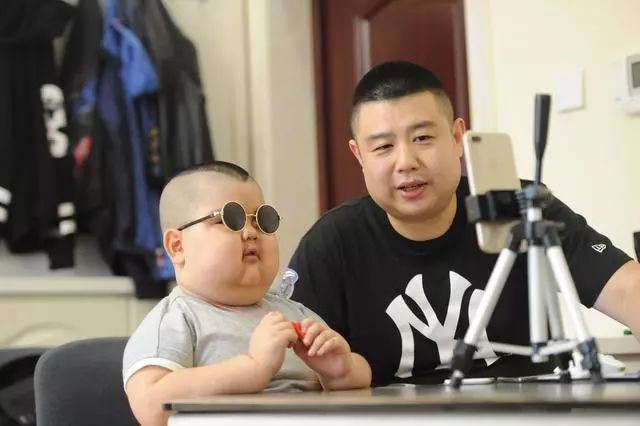 澳门六肖王小胖，从网络热潮到现实生活的真实写照